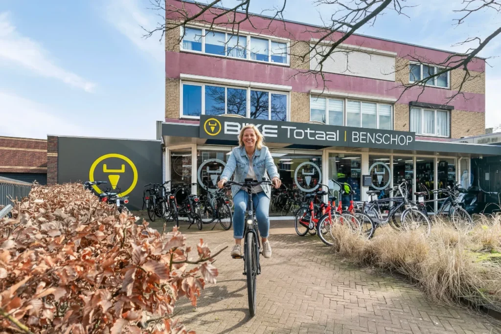 Vrouw maakt proefrit op een fiets bij Benschop Tweewielers filiaal Millingen aan de Rijn